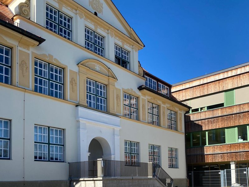 Mittelschulcampus Tutzing: Altbau und neuer Holzbau am Schulhof